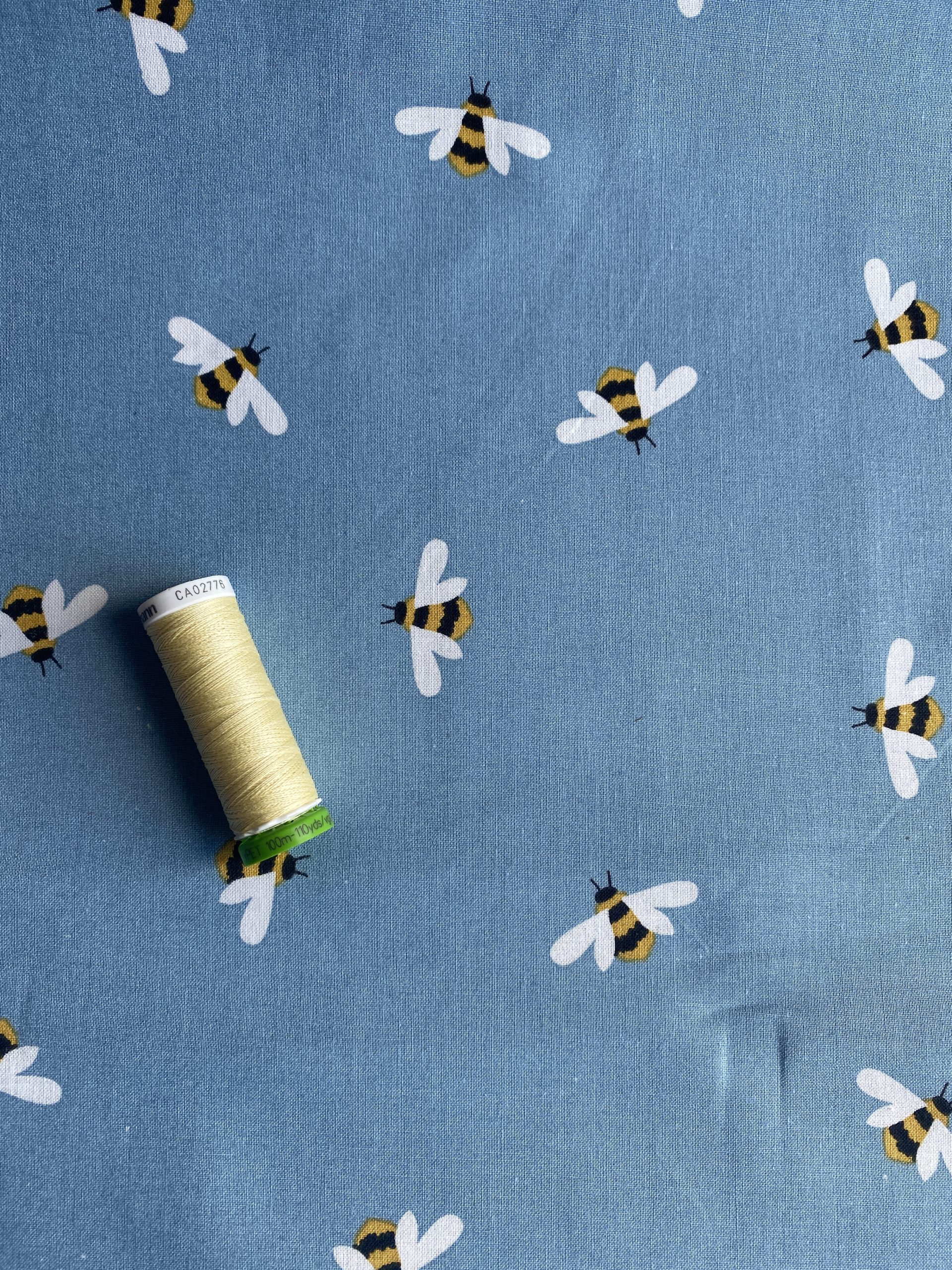 100% Cotton - Bees on blue - Image 4